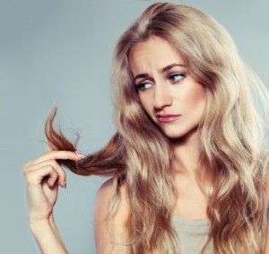 Pri dlhodobom farbení chemickými farbami sa môžu vlasy začať lámať a ničiť