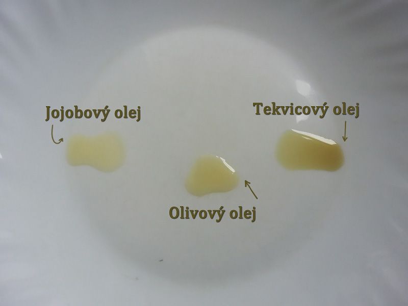 Porovnanie farby a konzistencie olejov – jojobový olej je najtekutejší, tekvicový naopak najhustejší a aj najtmavší